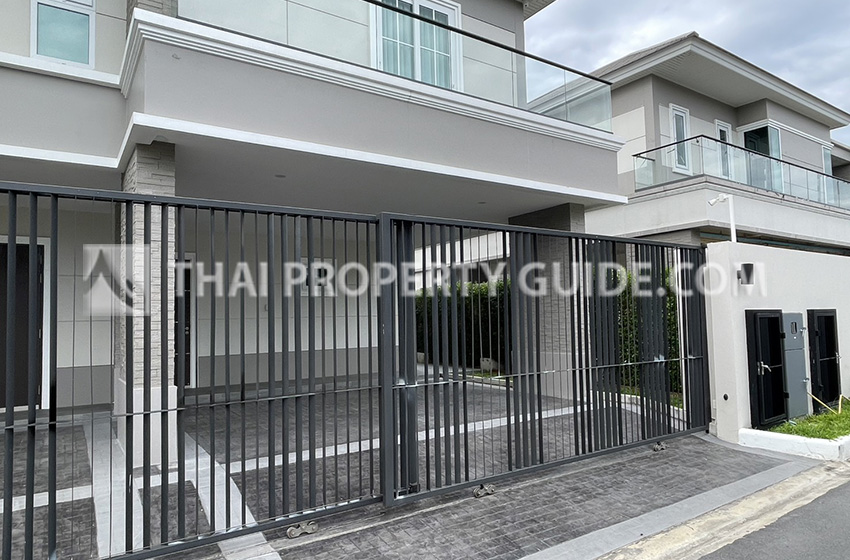 House with Shared Pool in Sukhumvit 